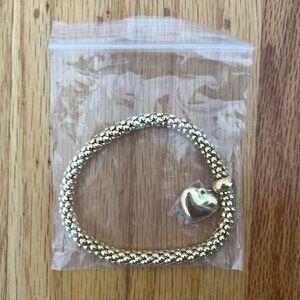 NWOT stretchable heart bracelet